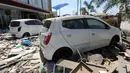 Dua mobil Daihatsu Ayla menjadi incaran jarahan korban gempa dan tsunami di Palu Grand Mal, Palu, Jumat (5/10). Warga korban gempa bumi mengambil ban dan interior mobil. (Liputan6.com/Fery Pradolo)