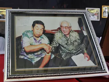 Pemeran foto Gus Dur menyemarakkan Muktamar NU ke-33 yang digelar di Jombang, Selasa (4/8/2015). 50 foto menampilkan rekaman Gus Dur sebelum dan saat menjadi Presiden RI ke-4. (Liputan6.com/Johan Tallo)