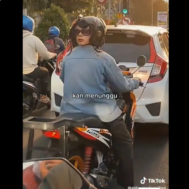 6 Kejadian Lucu di Lampu Merah Ini Tak Terduga, Jadi Perhatian Pengendara Lain