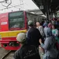 Calon penumpang menunggu keberangkatan KRL Commuter Line Bogor-Jakarta di Stasiun Tanah Abang, Jakarta, Minggu (29/12/2019). PT KCI menambah 28 perjalanan KRL tambahan khusus perayaan pergantian tahun. (Liputan6.com/Faizal Fanani)