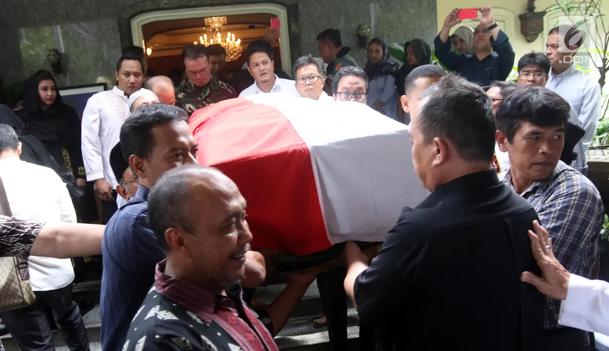 Keluarga dan kerabat membawa jenazah Probosutedjo di rumah duka di Jalan Diponegoro, Jakarta, Senin (26/3). Jenazah Probosutedjo diberangkatkan dari rumah duka di Jalan Diponegoro, Jakarta Pusat, ke bandara Halim Perdanakusuma.(Liputan6.com/Arya Manggala)