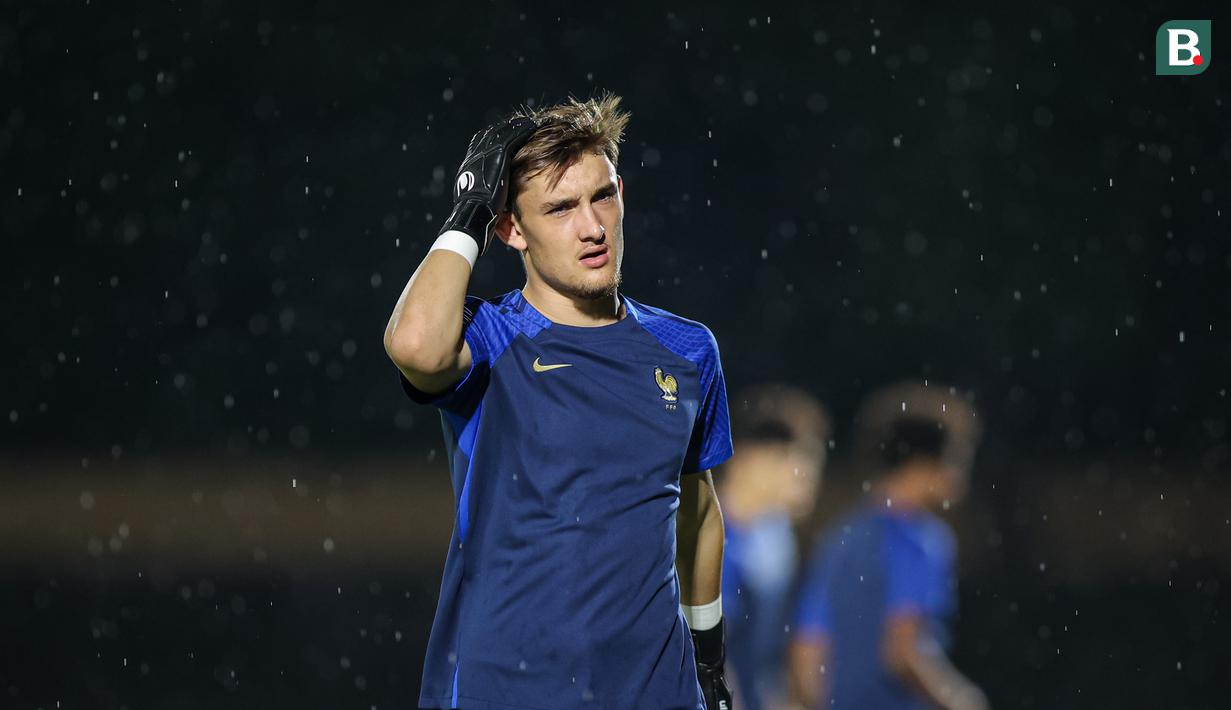 Kiper Timnas Prancis U-17, Paul Argney saat latihan di tengah hujan jelang laga final Piala Dunia U-17 2023 melawan Timnas Jerman U-17 di Stadion Sriwedari, Solo, Jawa Tengah, Kamis (30/11/2023). (Bola.com/Bagaskara Lazuardi)