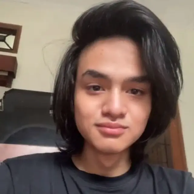 6 Potret Auzan Fadhlan Sosok Viral Mirip Angga Yunanda, Bak Pinang Dibelah Dua