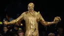 Ekspresi Kobe Bryant setelah terkena semprotan cairan emas saat menerima penghargaan "Legend" pada ajang Kids Choice Sport 2016 di Los Angeles, California, (14/7/2016). (REUTERS/Mario Anzuoni)