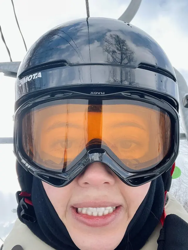 6 Potret Anggika Bolsterli Main Ski di Jepang saat Hamil 5 Bulan,