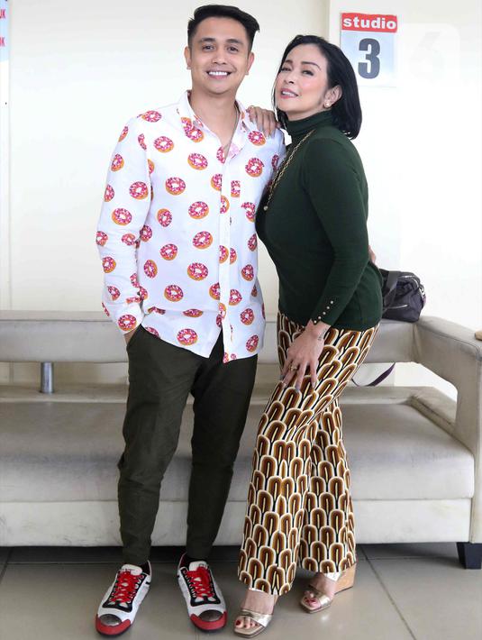 <p>Pasangan selebritis Ajun Perwira dan Jennifer Jill berpose di kawasan Cipinang Cempedak, Jakarta, Selasa (9/8/2022). Istri dari artis Ajun Perwira, Jennifer Jill belum lama ini membagikan potret bahagia karena berhasil menurunkan berat badan hingga 24 kilo selama satu tahun. (Liputan6.com/Herman Zakharia)</p>