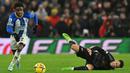 Gelandang Brighton abd Hove Albion, Tariq Lamptey berusaha melewati gelandang Arsenal, Gabriel Martinelli pada laga Liga Inggris 2022/2023 di American Express Community Stadium, Brighton (31/12/2022). Tariq Lamptey didatangkan Brighton and Hove Albion pada paruh musim 2019/2020 dari Chelsea dengan nilai transfer hanya 1,2 juta euro dan masih menyisakan kontrak dua tahun lagi. Crystal Palace dan Chelsea menjadi dua klub yang dibelanya sepanjang kariernya. (AFP/Glyn Kirk)