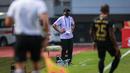 Pelatih kepala Rans Nusantara FC, Rahmad Darmawan saat laga pekan ke-7 BRI Liga 1 2022/2023 antara Rans Nusantara FC melawan Barito Putera di Stadion Pakansari, Bogor, Senin (29/8/2022). (Bola.com/Bagaskara Lazuardi)