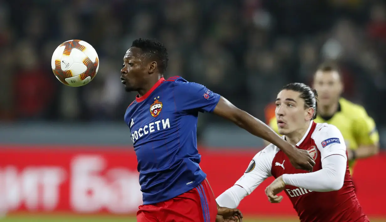 Duel pemain CSKA Moscow, Ahmed Musa (kiri) denganpemain Arsenal, Hector Bellerin pada leg kedua Liga Europa di CSKA Arena, Russia, (12/3/2018). Arsenal lolos ke Semifinal dengan agregat gol 6-3. (AP/Pavel Golovkin)