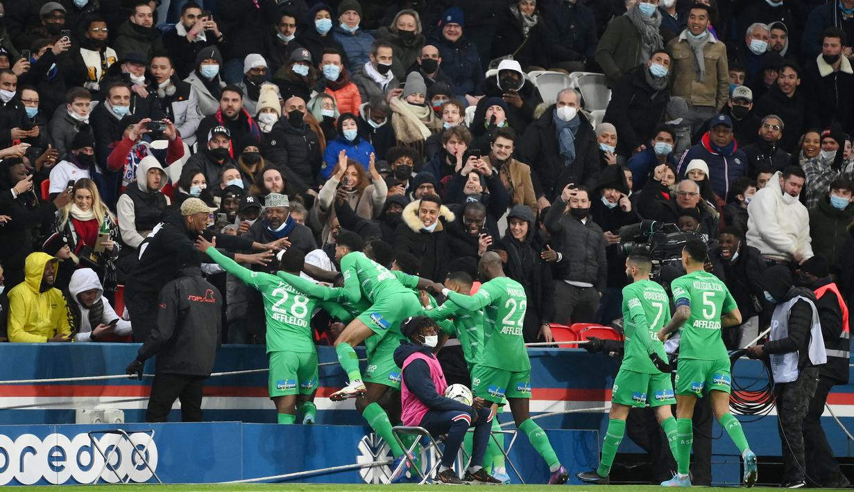 Petaka PSG datang pada menit ke-16 usai Danilo Pereira melakukan blunder. Bola direbut oleh Denis Bouanga lalu dengan cepat pemain sayap tersebut menggiring bola dan melepaskan sepakan kaki kirinya ke gawang yang dijaga Donnaruma. (AFP/Franck Fife)