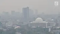 Lanskap gedung bertingkat yang tertutup kabut di Jakarta, Selasa (10/7). Tingkat polusi di Jakarta masuk dalam kategori tidak sehat sehingga menyebabkan pemandangan menjadi berkabut dan dapat mengancam kesehatan pernapasan. (Merdeka.com/Iqbal S. Nugroho)