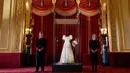 Petugas kerajaan berdiri di samping gaun pengantin Putri Beatrice yang dipajang di Kastil Windsor, Windsor, Rabu (23/9/2020). Beatrice menikah dalam balutan gaun pengantin dari era tahun 1960-an rancangan Norman Hartnell yang dipinjamkan sang nenek, Ratu Elizabeth II. (AP Photo/Kirsty Wigglesworth)