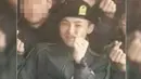 Pada foto tersebut, G-Dragon BigBang terlihat senyum sambil memperlihatkan finger heart ke arah kamera. (Foto: bigbangupdates.com)