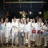 Bersulang bersama muses dan para tamu untuk merayakan berhasilnya acara The Art of Finer Things