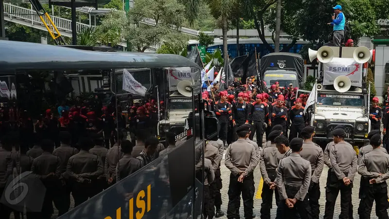 Ratusan Buruh ‘Serbu’ Kantor BPJS Ketenagakerjaan