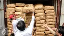 Produk illegal ditemukan petugas di Pelabuhan Tanjung Priok, Jakarta, Senin (6/7/2015). Badan POM RI menyita 8 kontainer produk pertanian dan kosmetik ilegal dengan nilai Rp 13,5 miliar. (Liputan6.com/Faizal Fanani)