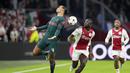 Bek Liverpool Virgil van Dijk berebut bola dengan penyerang Ajax Amsterdam Brian Brobbey pada matchday kelima Grup A Liga Champions 2022-2023 di Johan Cruiff Arena,  Kamis (27/10/2022) dini hari WIB. Tiga gol Liverpool yang bersarang ke gawang Ajax dikemas oleh Mohamed Salah, Darwin Nunez, dan Harvey Elliott. (AP Photo/Peter Dejong)
