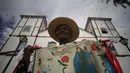 Seorang pria Lucinha of Congada Master berpose di depan gereja Our Lady of the Rosary saat mengikuti festival "Cavalhadas" di Pirenopolis, Brasil (20/5). (AP Photo/Eraldo Peres)