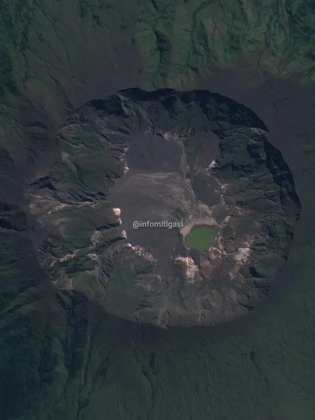 Penampakan terkini kawah Gunung Tambora. (Twitter/@infomitigasi)