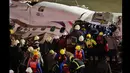 Tim penyelamat masuk kedalam pesawat TransAsia Airways turboprop ATR 72-600 yang jatuh disungai Taipe, Taiwan, Rabu (4/2/2015). Pesawat yang mengangkut 58 penumpang dan awak pesawat itu terhempas ke sungai saat hendak lepas landas. (REUTERS/Pichi Chuang)