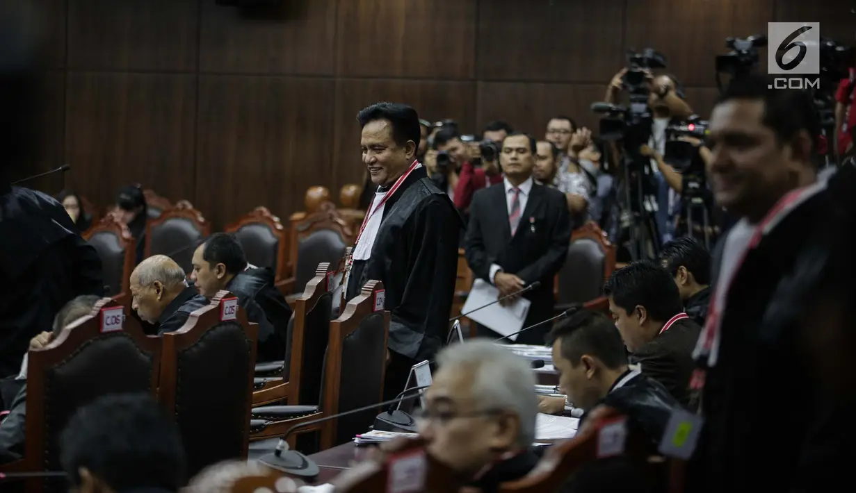 Ketua Tim Hukum Joko Widodo-Ma’ruf Amin, Yusril Ihza Mahendra saat tiba untuk mengikuti sidang sengketa Pilpres 2019 di Gedung MK, Jakarta, Selasa (18/6/2019). Sidang beragendakan mendengarkan jawaban dari termohon. (Liputan6.com/Faizal Fanani)