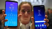 Seorang model menunjukkan ponsel Samsung Galaxy S9 Plus dan Samsung Galaxy S9 saat acara Samsung Galaxy S9 Unpacked di Barcelona, Spanyol (25/2). (AFP Photo/Lluis Gene)