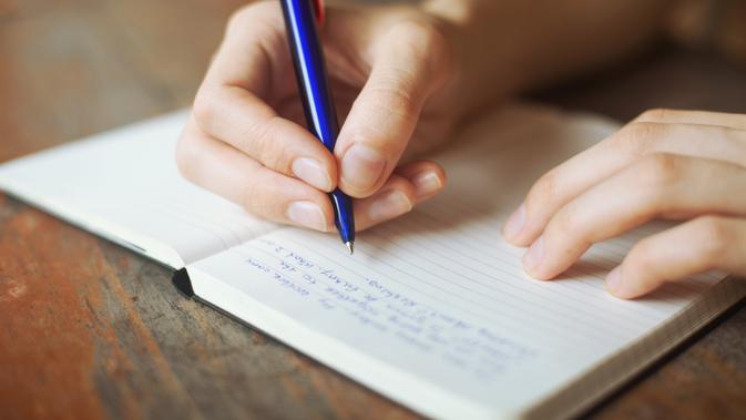 Orang yang menulis huruf dengan tebal bisa jadi memiliki kondisi kesehatan yang berbeda dengan orang yang menulis huruf dengan tipis. (Via: Lifehacker.co.au)