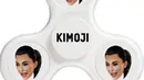 Terlihat di akun online shopnya yang bernama ‘Kimoji’, terdapat mainan fidget spinner yang baru saja dirilisnya. Mainan tersebut memang bisa dimainkan oleh siapapun dan dimanapun mereka berada. (Instagram/kimoji)