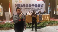 Yasir Mahmud (sedang berbicara) terpilih secara aklamasi sebagai Ketua KONI Sulawesi Selatan (Sulsel) di Musyawarah Olahraga Provinsi (Musorprov) yang berlangsung di Hotel Novotel Makassar, Jumat (25/3/2022) malam. (Abdi Satria/Bola.com)