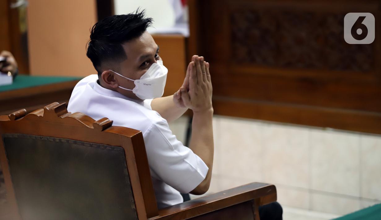 Terdakwa obstruction of justice atau upaya menghalangi penyidikan perkara tewasnya Brigadir Nofriansyah Yosua Hutabarat atau Brigadir J, Kompol Chuck Putranto menjalani sidang tuntutan di Pengadilan Negeri Jakarta Selatan, Jumat (27/1/2023). Chuck Putranto dituntut dua tahun penjara. (Liputan6.com/Johan Tallo)