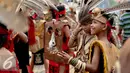 Sejumlah warga suku Dayak bersiap meriahkan pagelaran Karnaval Katulistiwa di Pontianak, Kalimantan Barat, Sabtu (22/8/2015). Kegiatan ini dalam rangka memperingati Hari Ulang Tahun (HUT) ke-70 Kemerdekaan Republik Indonesia. (Liputan6.com/Faizal Fanani)