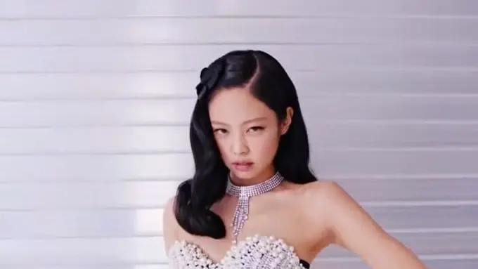 Potret Jennie BLACKPINK kenakan Korset Karya Desainer Indonesia