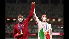 Atlet Qatar, Mutaz Barshim dan atlet asal Italia, Gianmarco Tamberi harus berbagi medali emas nomor lompat tinggi putra Olimpiade Tokyo 2020 di Olympic Stadium, Minggu (1/8/2021). (Foto: AFP/Ina Fassbender)
