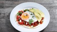 How to make huevos rancheros, the traditional Mexican dish. (Photo: chandlervid85/Freepik)