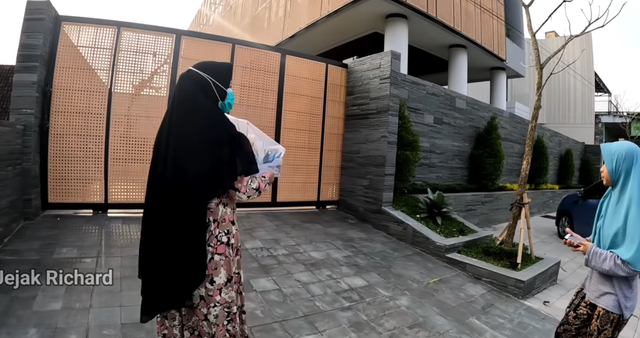 7 Potret depan rumah Denny Caknan di Ngawi yang kini jadi tempat idola COD, asri berdinding batu alam