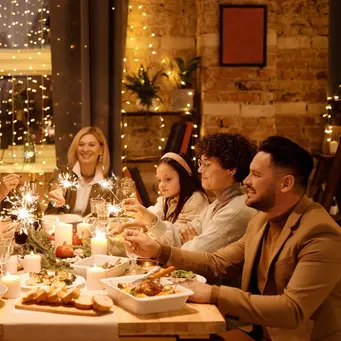 Ilustrasi Christmas dinner. (Photo by Nicole Michalou from Pexels)