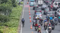 Warga bersepeda setelah jam kerja di jalur khusus sepeda kawasan Jalan Sudirman, Jakarta, Selasa (14/7/2020). Jam operasional dari Senin sampai Jumat pagi harinya jam 06.00 – 08.00 WIB, kemudian untuk sore dari jam 16.00 – 18.00 WIB. (Liputan6.com/Fery Pradolo)