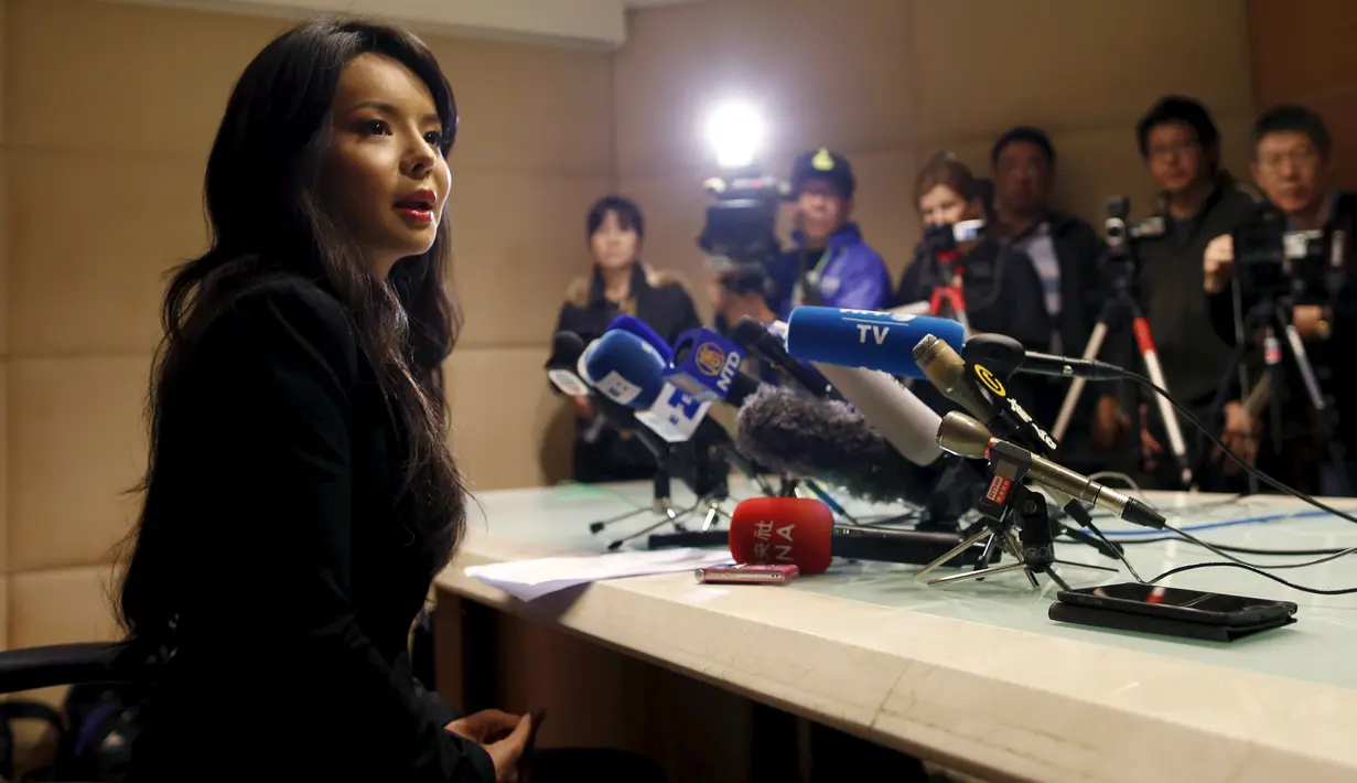 Miss World Kanada, Anastasia Lin menggelar konferensi pers di Hong Kong, Kamis (26/11). Lin ditolak menaiki pesawat untuk mengikuti perlombaan kecantikan di Sanya, China diduga karena terlalu vokal menyinggung kasus HAM di negeri itu. (REUTERS/Tyrone Siu)