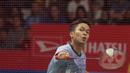 Anthony Ginting mencoba mengembalikan kok ke arah Chen Long  pada perempatfinal Daihatsu Indonesia Master 2018 di Istora Senayan, Kamis (26/1/2018). Ginting menang 21-11 16-21 21-18. (Bola.com/Nick Hanoatubun)