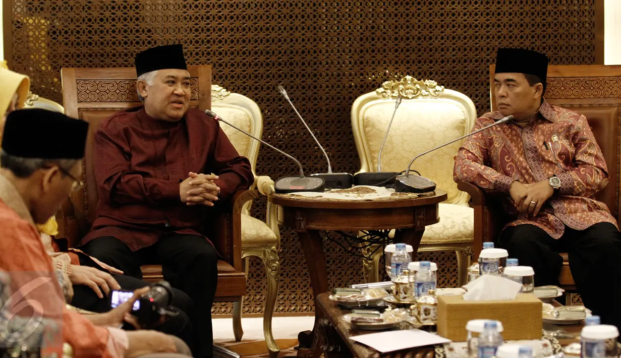 Ketua DPR Ade Komarudin (kanan) saat berbincang dengan Ketua PIM Din Syamsudin di Gedung Parlemen, Senayan, Jakarta, Jumat (20/5).Ini sebuah gerakan masyarakat Indonesia yang bersifat lintas agama, suku, profesi, dan gender. (Liputan6.com/JohanTallo)