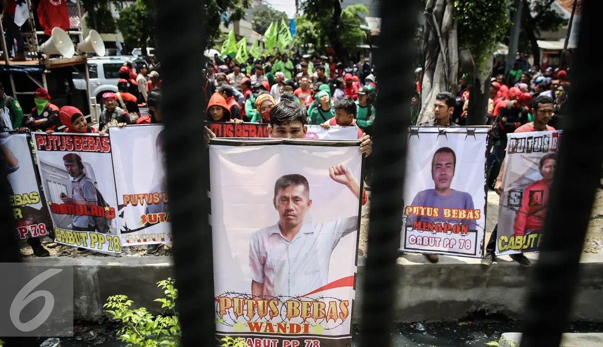 Sejumlah aktivis Gerakan Buruh Indonesia (GBI) membawa spanduk bergambar para aktivis saat  melakukan aksi demonstrasi di Pengadilan Negeri (PN) Jakarta Pusat, Senin (28/3). (Liputan6.com/Faizal Fanani)