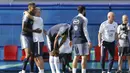 Pelukan pelatih Prancis, Didier Deschamps kepada Presnel Kimpembe saat sesi latihan di Glebovets, Rusia, (12/7/2018). Latihan tersebut sebagai persiapan Prancis melawan Kroasia pada Final Piala Dunia 2018. (AP/David Vincent)