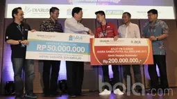 Juara All England 2017, Kevin Sanjaya, menghadiri acara pemberian bonus dari Djarum Foundation. Bonus tersebut berupa deposito BCA senilai Rp 200 juta dari Djarum Foundation dan voucher dari Blibli.com senilai Rp 50 juta. (Bola.com/M Iqbal Ichsan)