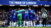 Para pemain Chelsea berkumpul sebelum pertandingan Liga Inggris antara Chelsea dan Brentford di Stamford Bridge di London pada 17 Januari 2026. (Henry NICHOLLS/AFP)