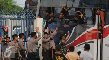 Suporter Persebaya 1927 atau Bonek berteriak dari dalam bus di Stadion Tugu, Jakarta, Rabu (3/8). Bonek menyerbu Jakarta sejak Selasa (2/8) untuk mendesak diagendakannya pengakuan klub Persebaya 1927 pada KLB PSSI. (Liputan6.com/Helmi Fithriansyah)