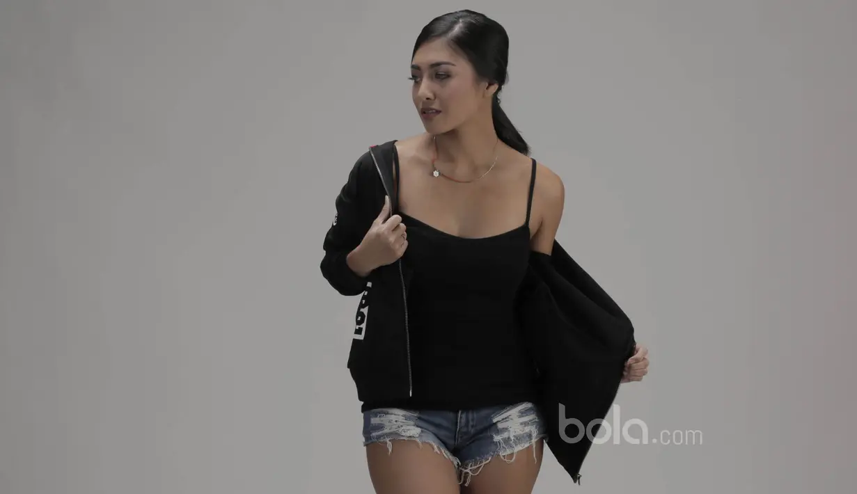 Awal karier, Venilia Agik sempat dilarang sang ayah untuk menjadi public figure karena kuatir akan pergaulan yang kurang baik. (Bola.com/Vitalis Yogi Trisna)