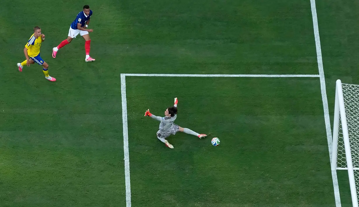 Pemain Prancis Kylian Mbappé saat mencetak gol melawan kiper Swedia Jacob Widell selama pertandingan sepak bola babak 32 Piala Dunia antara Prancis dan Swedia di East Rutherford, N.J., dekat New York, Selasa, (30/06/2028). (AP Photo