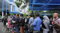 Warga antre mengurus surat kendaraan di Gedung Biru Ditlantas Polda Metro Jaya, Jakarta, Kamis (5/1). Antrean terjadi jelang kenaikan biaya PNBP (penerimaan negara bukan pajak) dalam pengurusan administrasi kendaraan. (Liputan6.com/Immanuel Antonius)