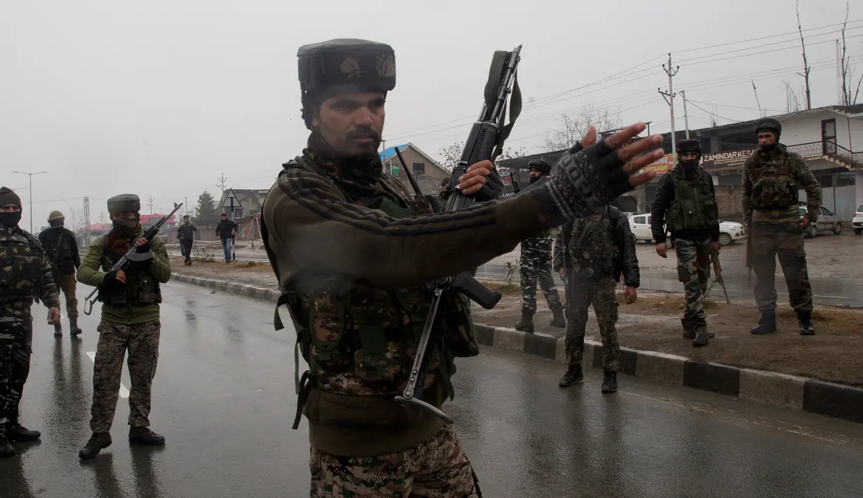 Tentara India berpatroli di dekat lokasi ledakan bom mobil di Lethpora di distrik Pulwama, Kashmir, India (14/2). Sedikitnya 16 tentara India tewas dan 20 orang terluka akibat kejadian tersebut. (AP Photo/Dar Yasin)