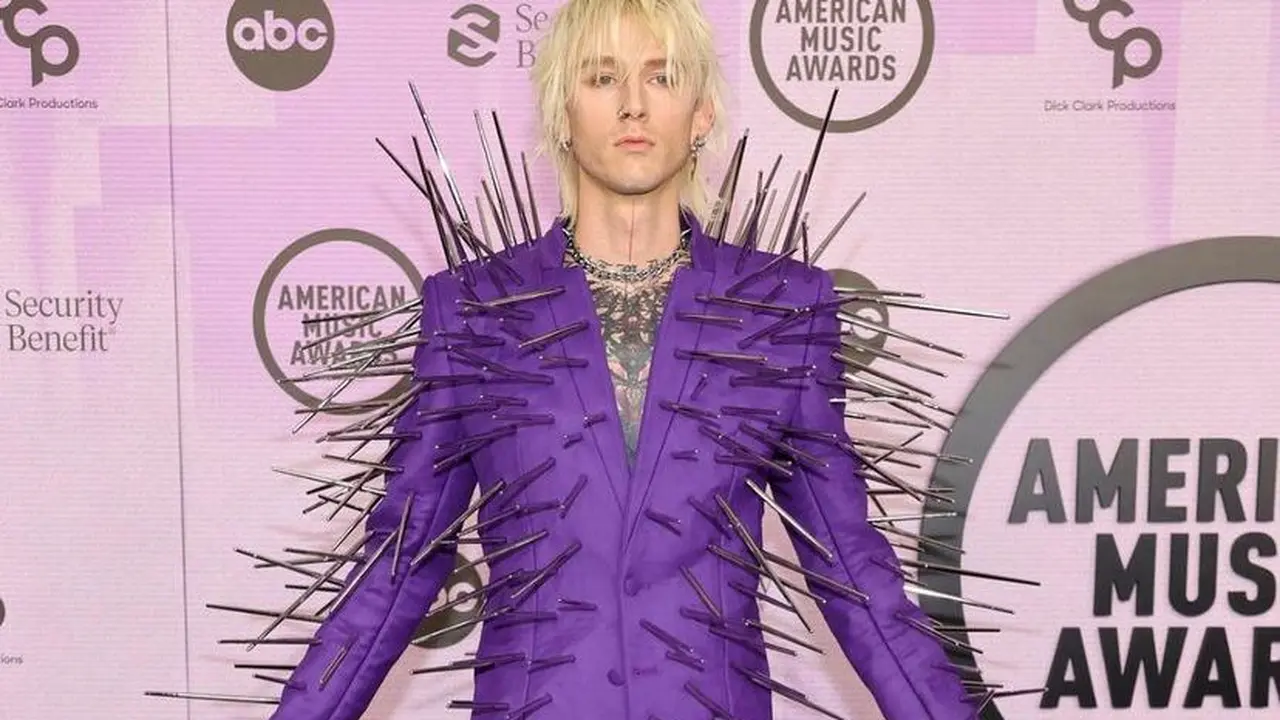Gaya Nyentrik Machine Gun Kelly Pakai Setelan Jas Berduri di American Music Awards 2022